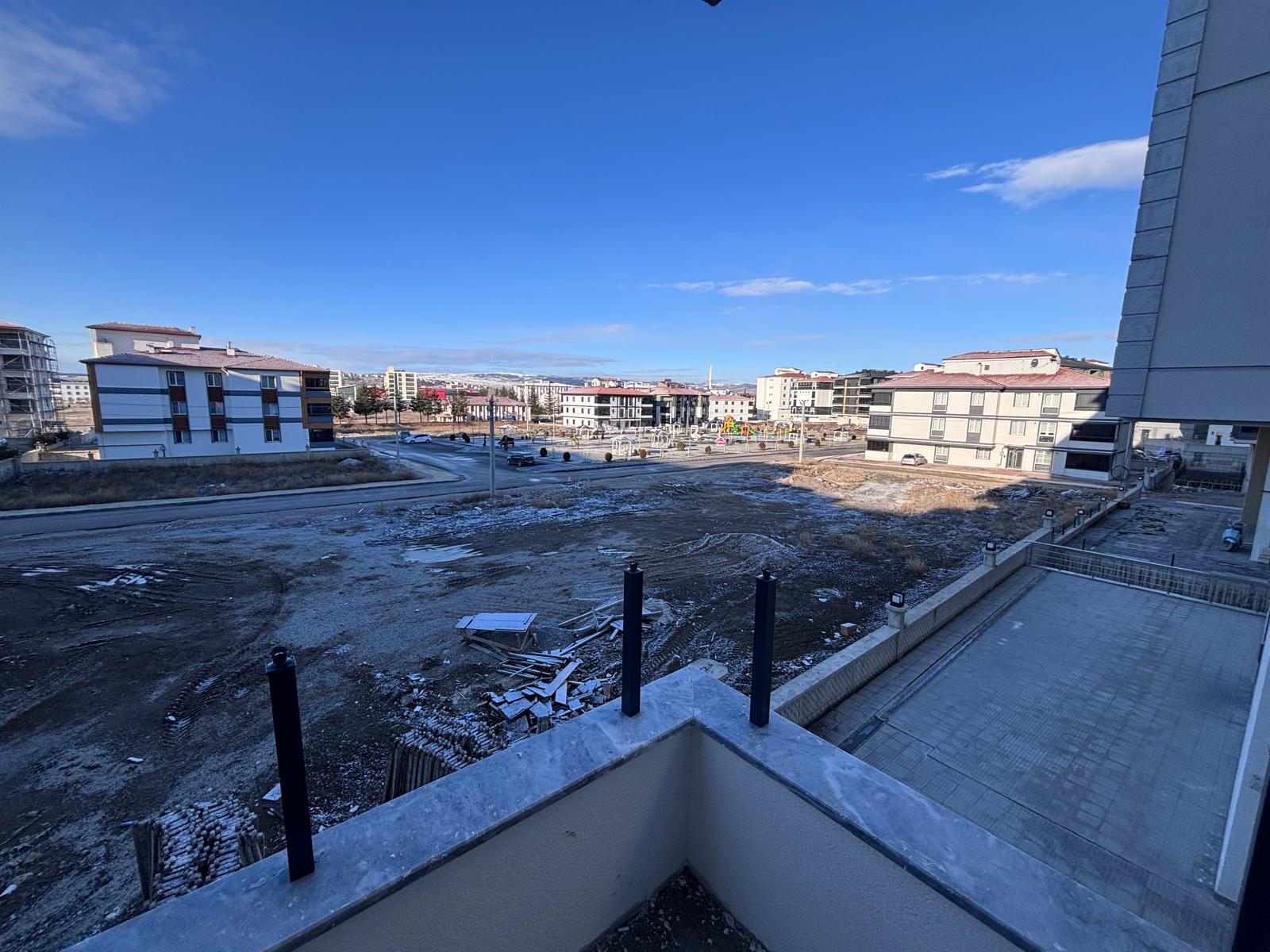 Fen Lisesi Caddesi Üzerinde Satılık 2+0 Daireler